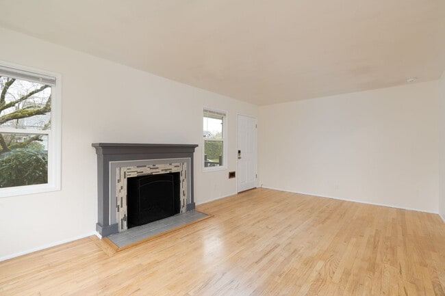 Building Photo - Multnomah Tri Plex