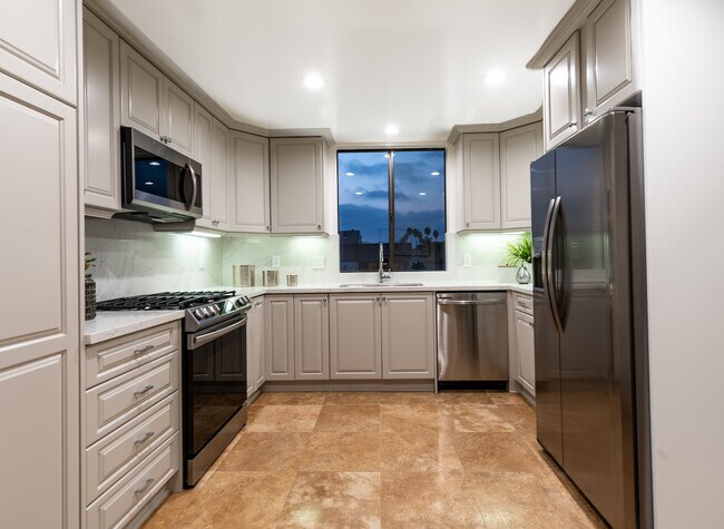 Building Photo - 828 S Bedford St