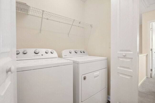 Building Photo - Excellent 2 BR Townhome close to Downtown Raleigh.  Available now!