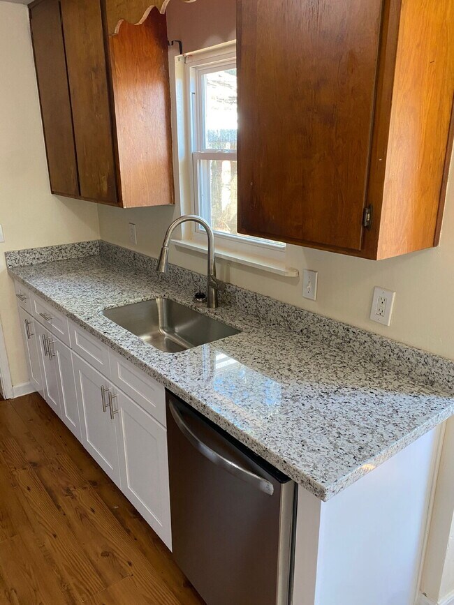 Building Photo - Gorgeous 3 Bedroom 2 Bathroom Single-Family!