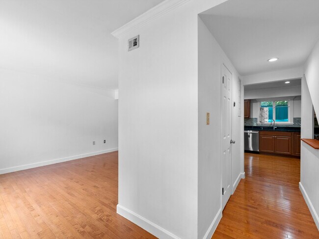 Building Photo - Spacious Reston Townhome in a Prime Centra...