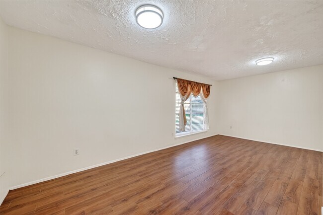 Building Photo - 15811 Pfeiffer Dr