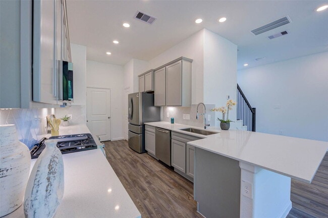 Building Photo - 609 Royal Arch Dr