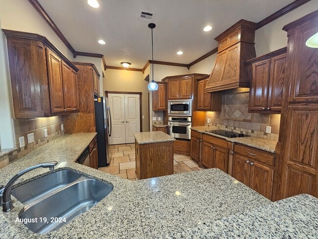Building Photo - 3 (Bed)/2.5 (Bath) w/ Storm Shelter and Po...
