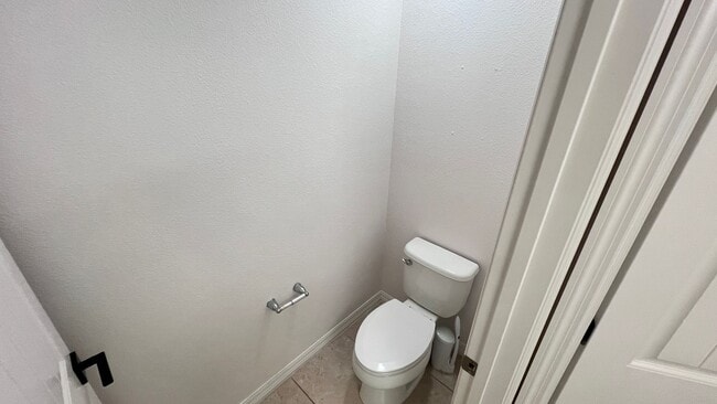 Building Photo - Beautiful Upgraded 3 Bedroom and 2 1/2 Bat...