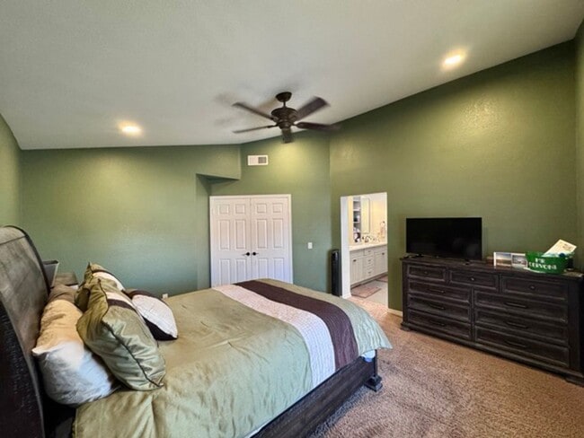 Building Photo - Beautiful 4 Bedroom Pool Home with Solar i...