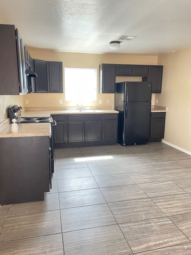Building Photo - Center Way Apartments 2BDR - 1 BATH