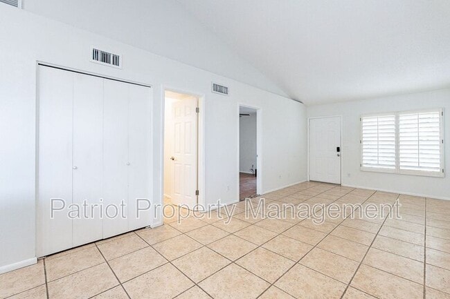 Building Photo - 3316 E Crescent Ave