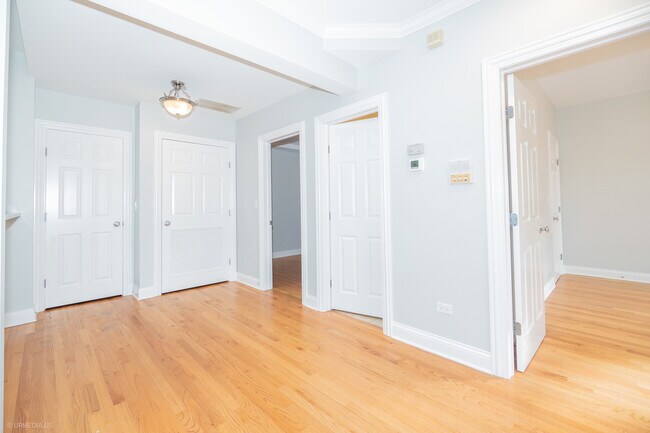 Building Photo - 2608 W Leland Ave