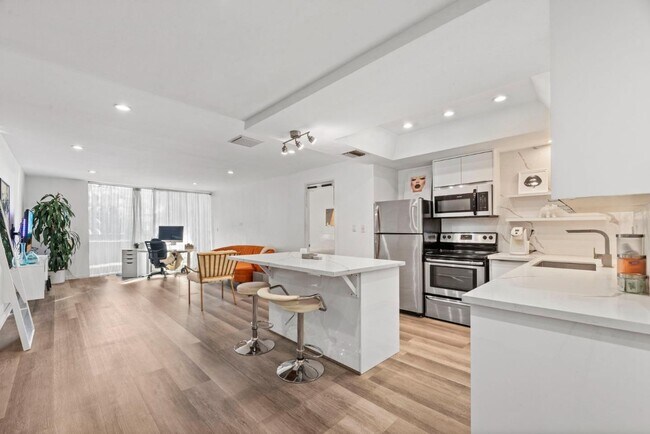 Building Photo - 321 S San Vicente Blvd