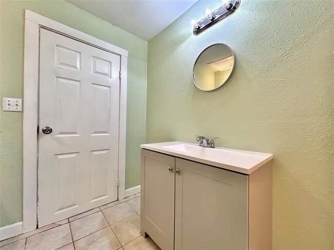 Building Photo - 1112 W 3rd St