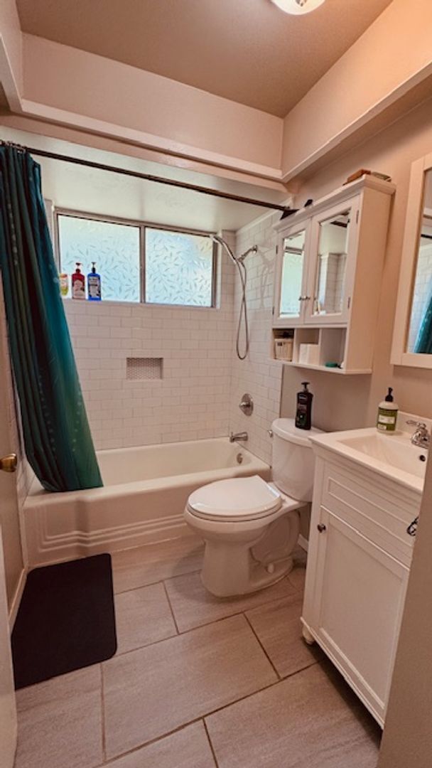 Building Photo - Clean South Austin 3/1 House w/ Carport, Private fenced yard Near First St not far from Ben White