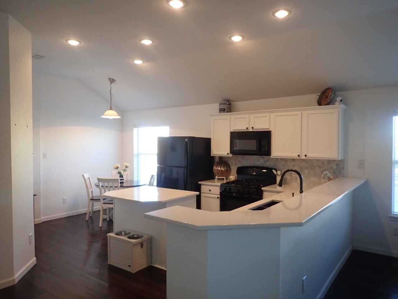 Kitchen - 9801 Willowick Ave