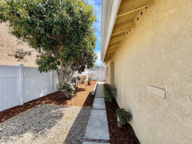 Building Photo - Oxnard | Welcome to the Pearl of Oxnard Du...