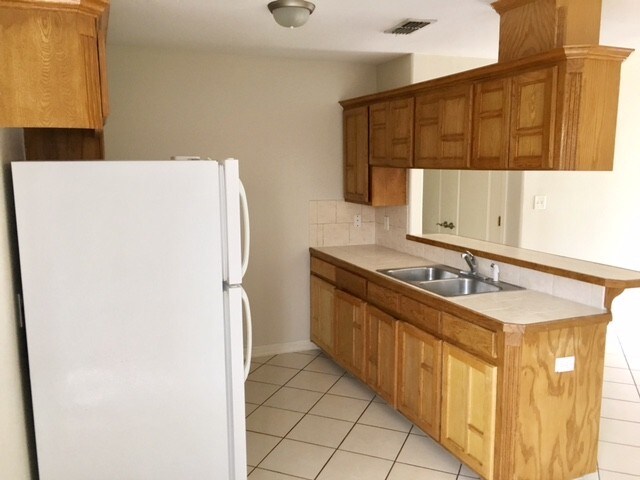 Building Photo - 1604 E Quail St