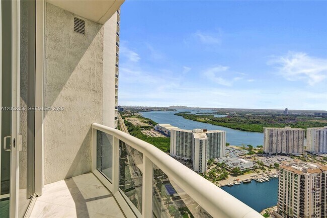Building Photo - 16001 Collins Ave