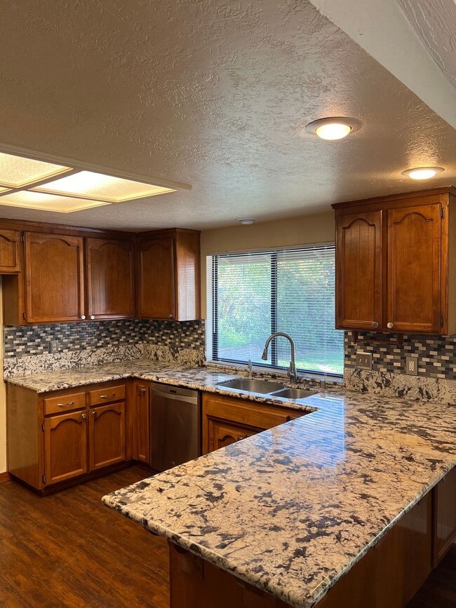 Building Photo - BEAUTIFULLY UPDATED 3 BEDROOM HOME!!