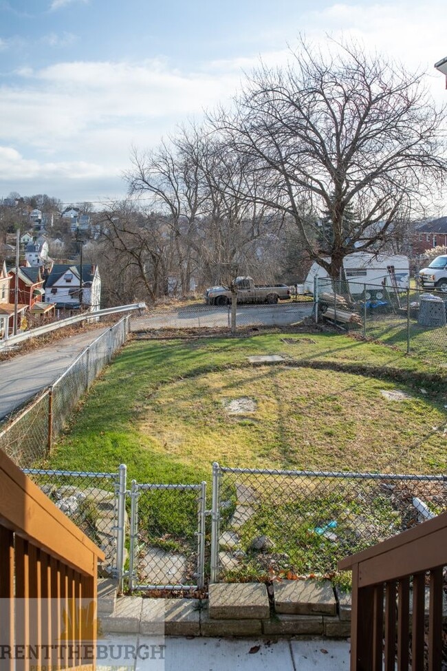 Building Photo - Updated 4BR House with 2 full baths and yard!