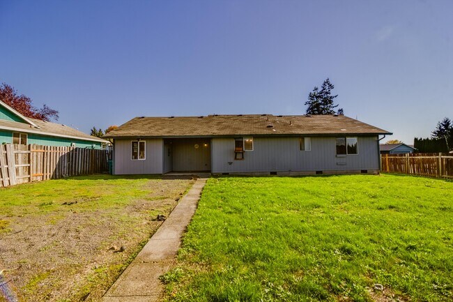 Building Photo - 3 bedroom 2 Bath Single Level on Large Lot