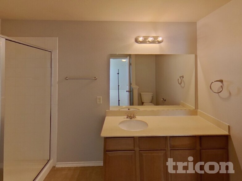 Building Photo - 336 Carlyle St