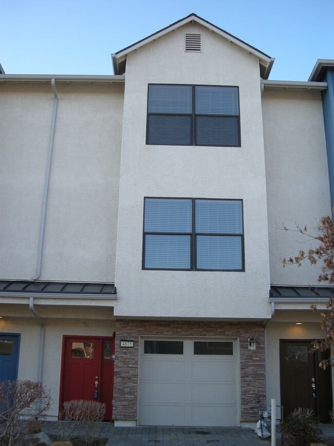 Building Photo - Three Bedroom, Two and a Half Bath Townhome Near UNR