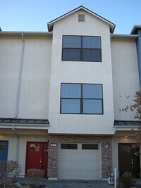 Building Photo - Three Bedroom, Two and a Half Bath Townhome Near UNR