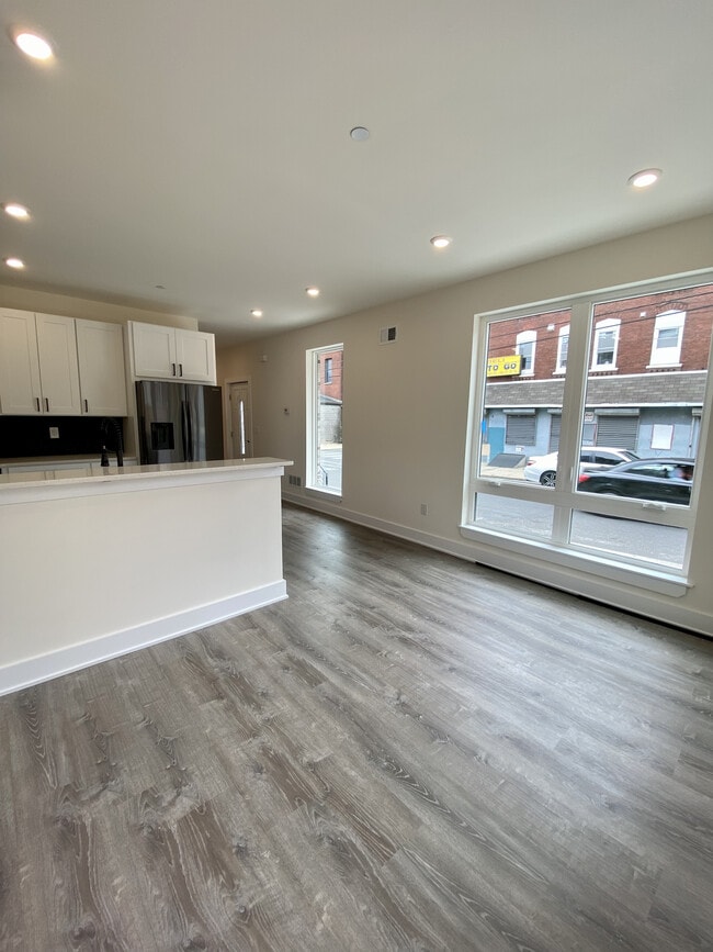 Building Photo - 821 Diamond St