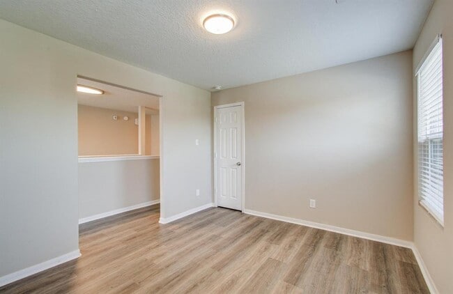 Building Photo - 1211 Reedpoint Dr