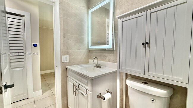 Building Photo - 320 Holloway Dr