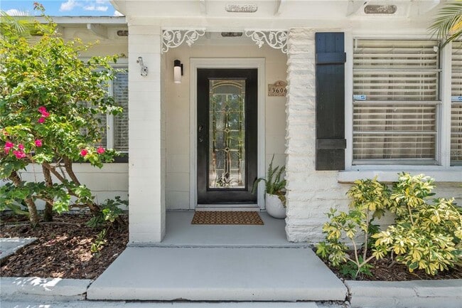 Building Photo - 3606 W Royal Palm Cir