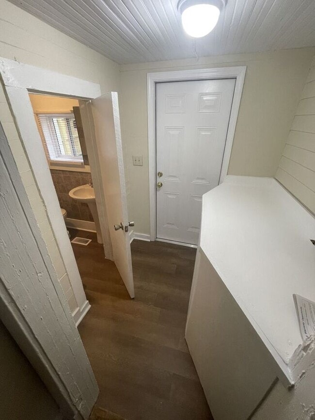 Building Photo - 1BD 1BA Duplex