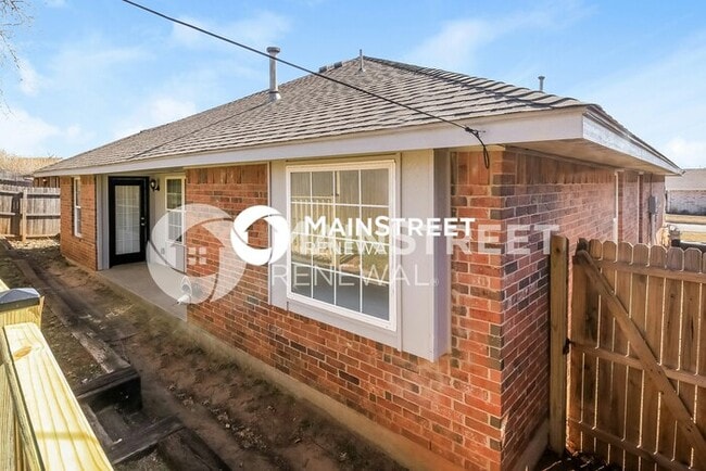 Building Photo - 3 Bedroom Pet-Friendly Home in Oklahoma City, OK with Main Street Renewal