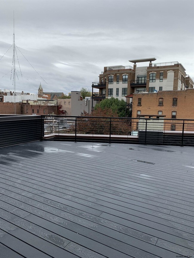 Building Photo - 68 Putnam St