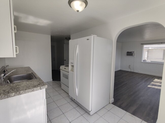Building Photo - Cute and Cozy Updated Duplex in Kennewick ...
