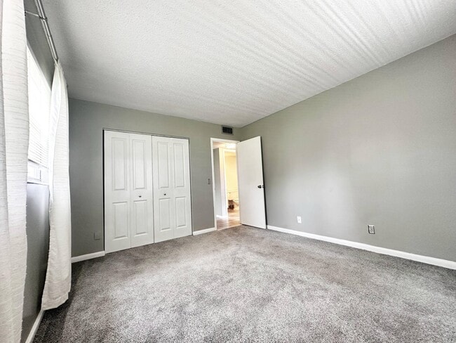 Building Photo - 144 Mansfield D