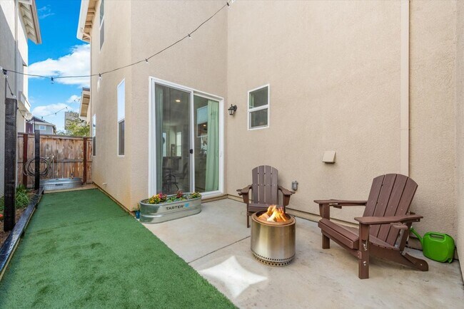 Building Photo - 2717 N Cove Dr