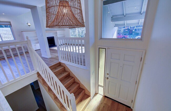 Building Photo - Spacious 4bd 2.5ba Home - Avail. Now!