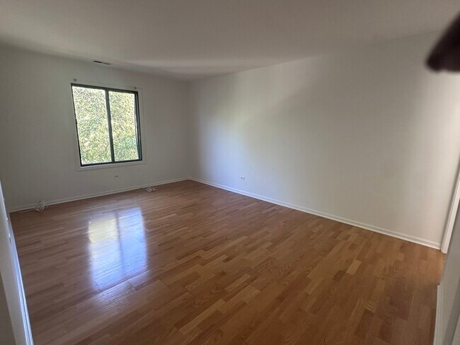 Building Photo - 234 W Ct of Shorewood