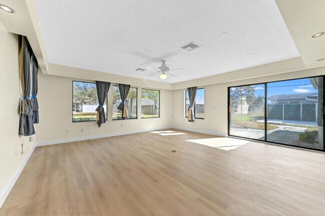 Building Photo - 571 SE Anchor Ln