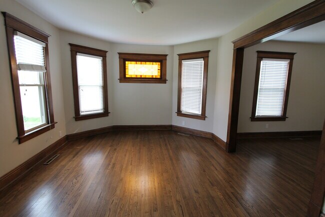 Building Photo - HUGE Historic Home with amazing fenced in yard and golf course views!