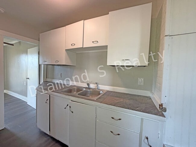 Building Photo - 2052 N Taylor Ave