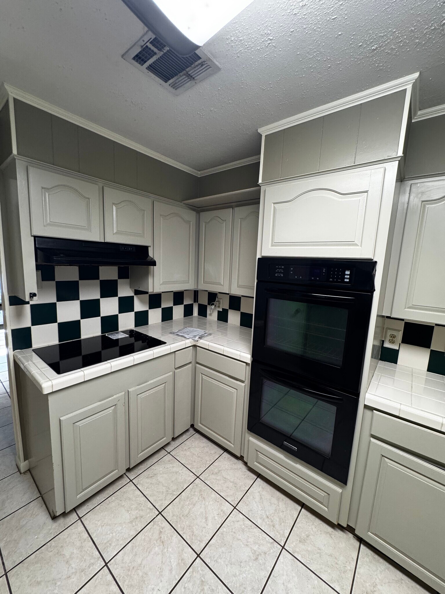 Kitchen w/ New Stove/ Double Oven - 117 Steed Rd