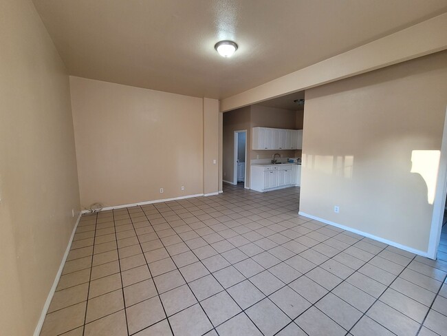 Building Photo - Large 4bd/2bth Unit in Logan Heights with ...
