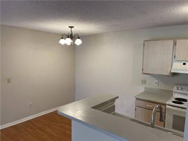 Building Photo - Bright and Spacious 2 BR / 2 BA Condo in C...