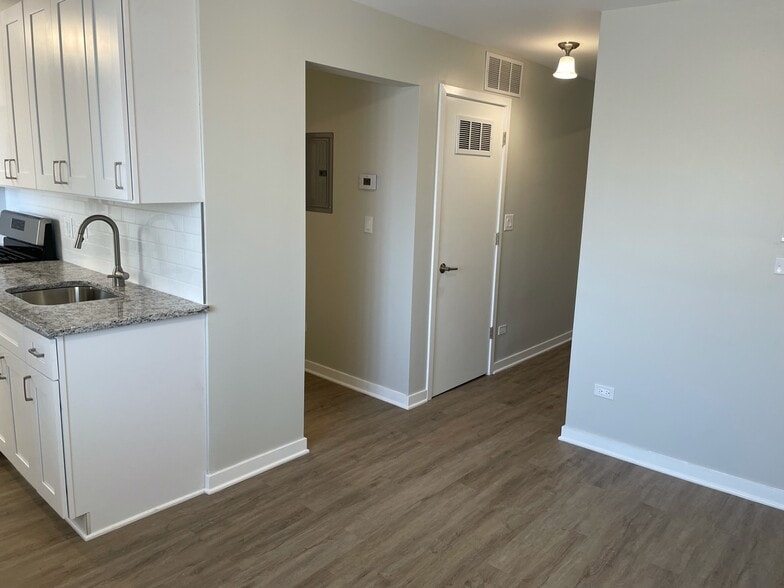 Building Photo - 2677 N Lincoln Ave