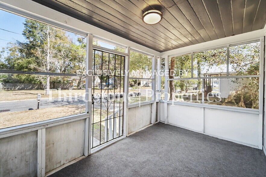 Building Photo - 4554 Crescent St