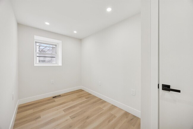 Building Photo - 4522 Baker St