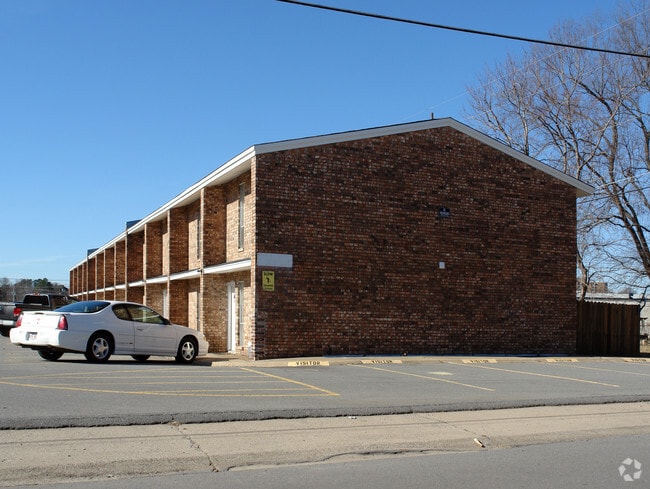 Building Photo - Town House Apartments