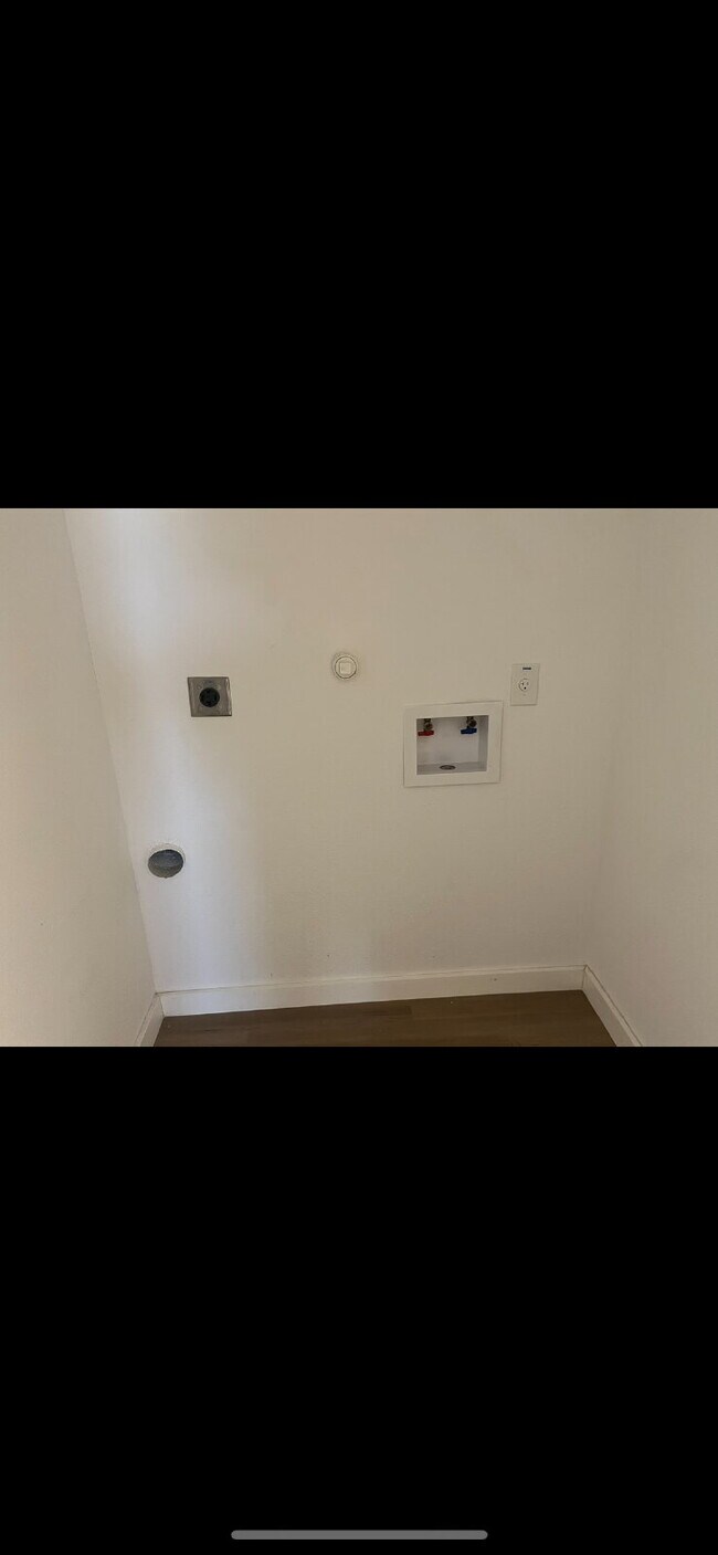 Building Photo - Two Bed/One Bath with Laundry Hook Ups