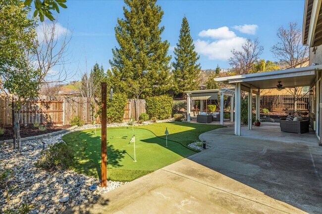 Building Photo - Elegant & Spacious 4 Bedroom Home Near Fol...